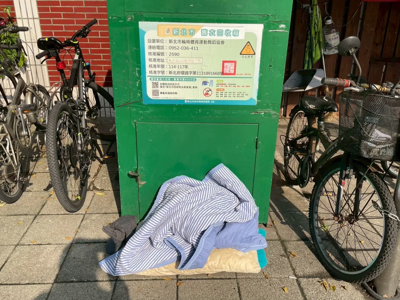 爆滿的舊衣回收箱，衣衣不捨小隊關注的快時尚問題現場